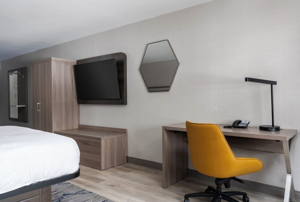 holiday inn express hotel and suites drums by ihg