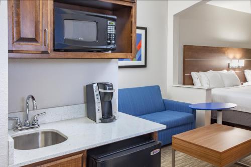 holiday inn express and suites texarkana by ihg