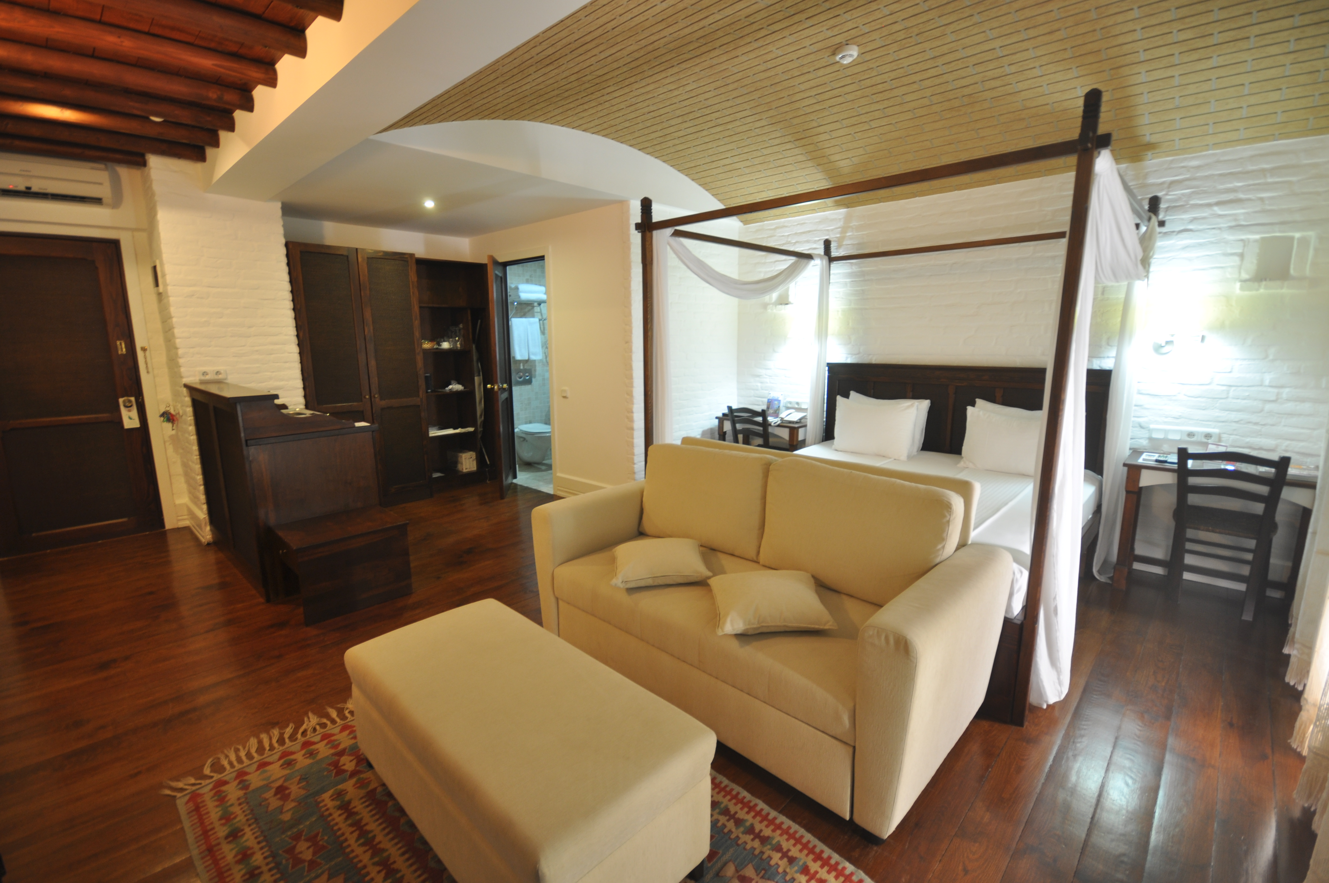 el vino hotel suites