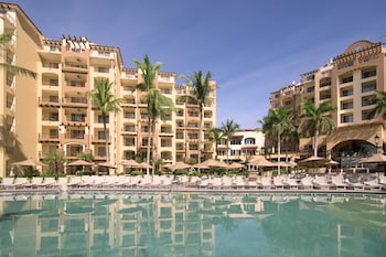 family residences by villa del palmar flamingos