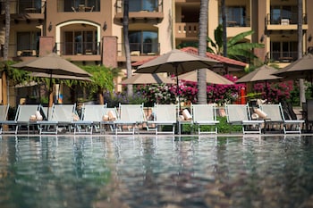 family residences by villa del palmar flamingos