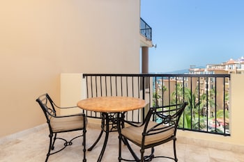 family residences by villa del palmar flamingos