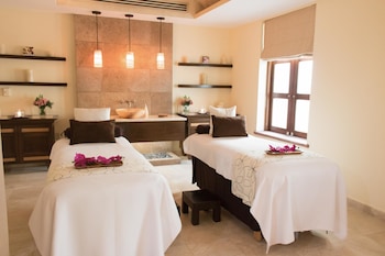 family residences by villa del palmar flamingos