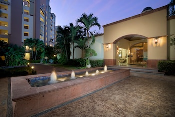 family residences by villa del palmar flamingos