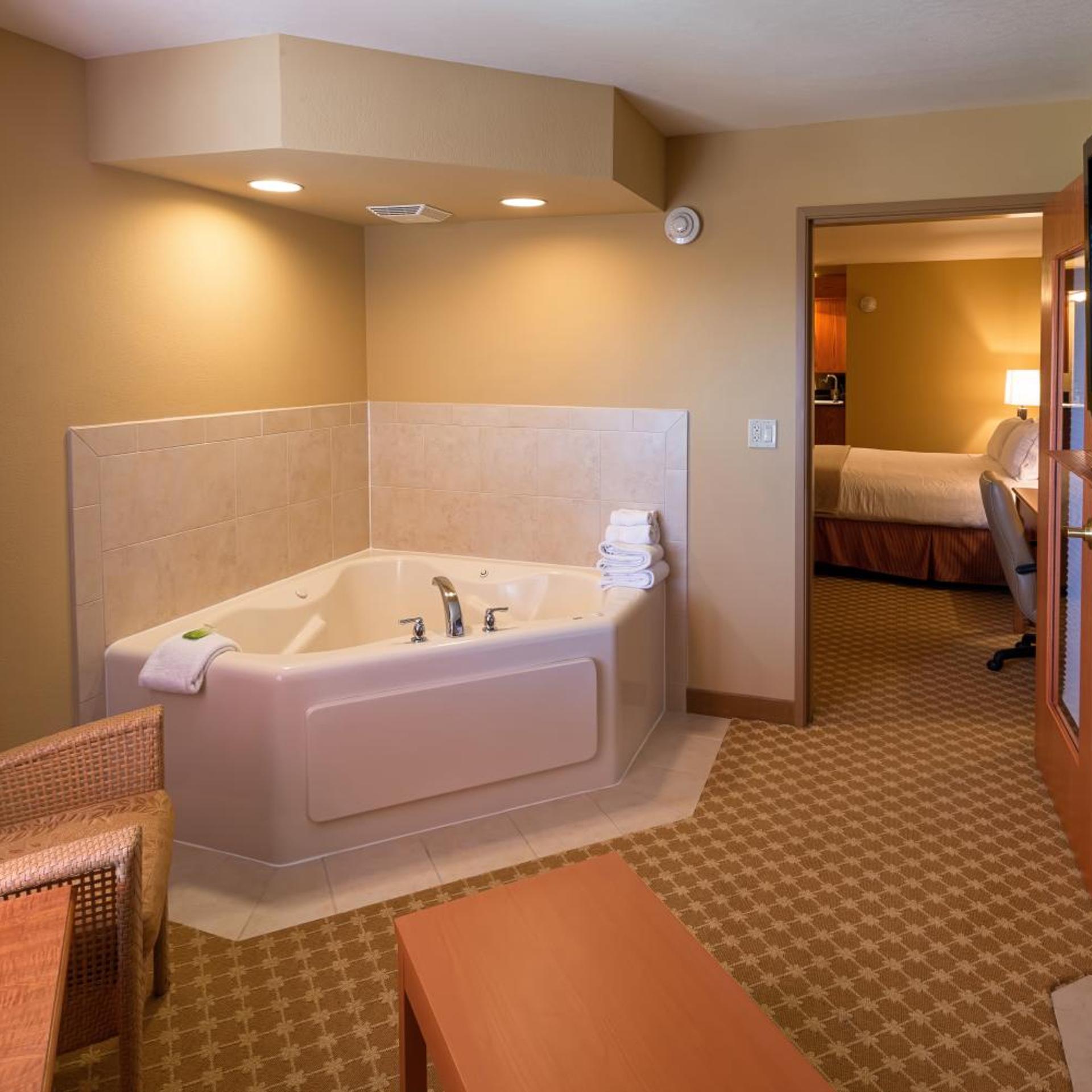 holiday inn express and suites chicago west roselle an ihg hotel