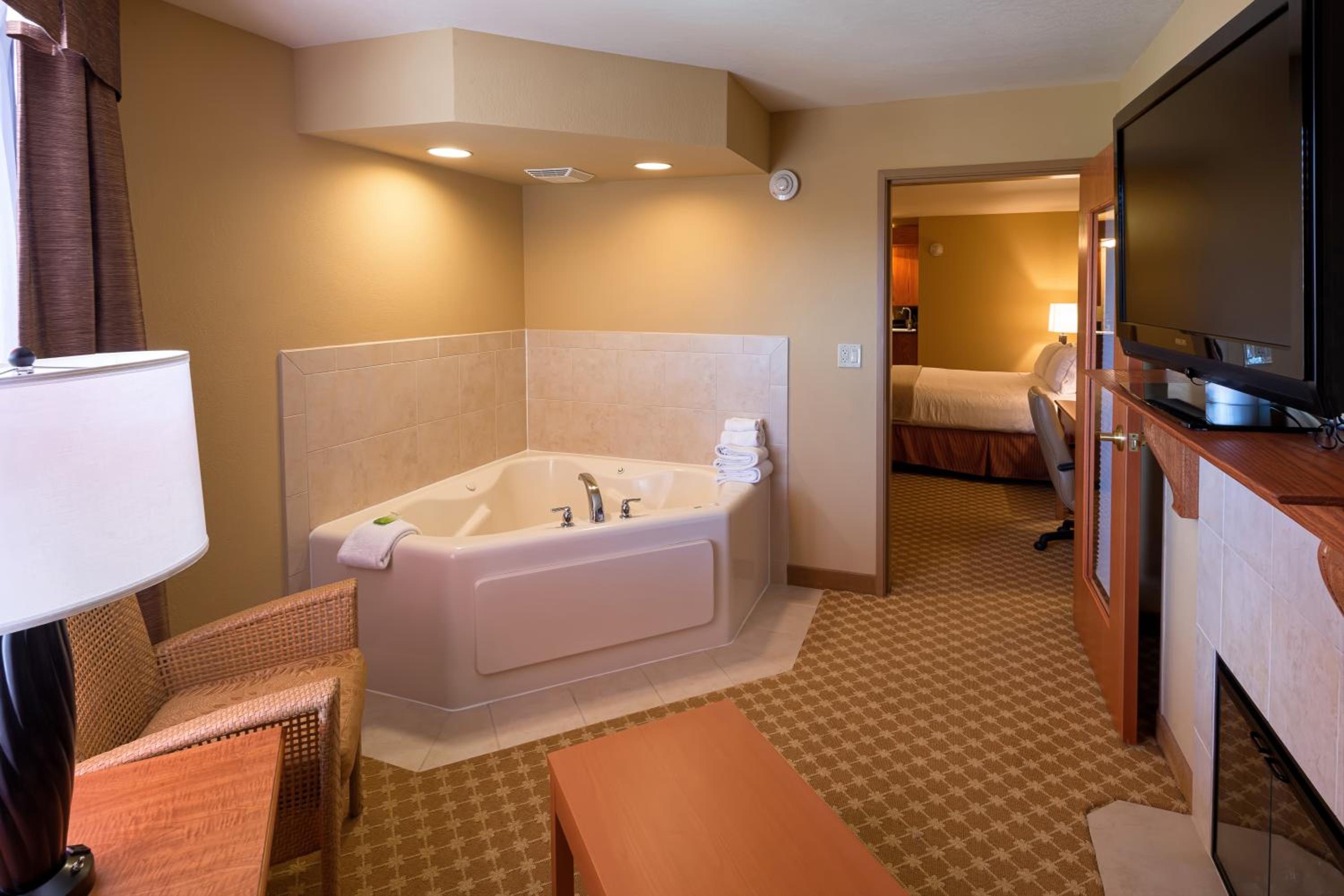 holiday inn express and suites chicago west roselle an ihg hotel