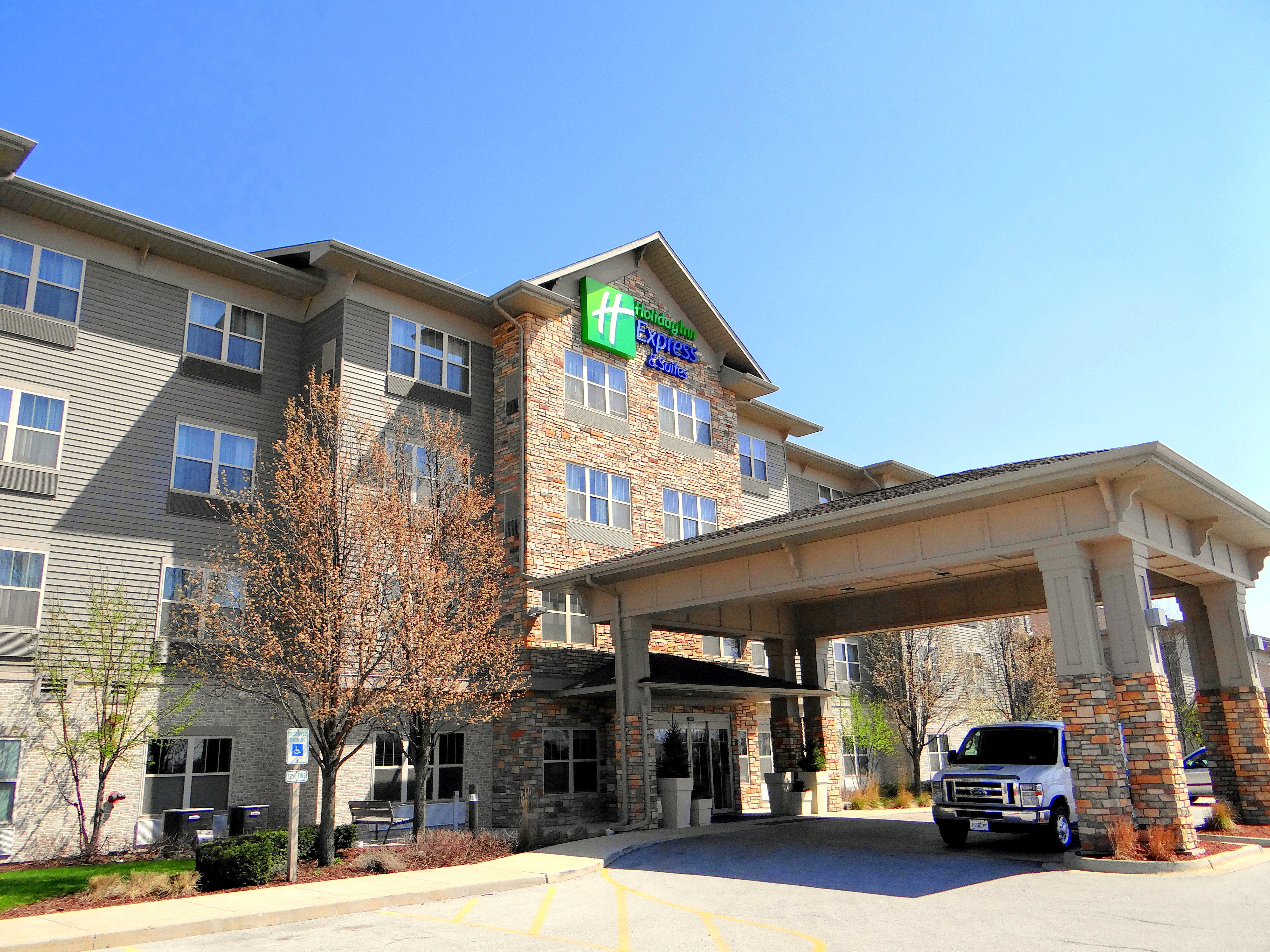 holiday inn express and suites chicago west roselle an ihg hotel