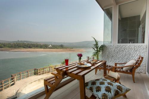 saffronstays athaang