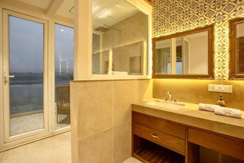 saffronstays athaang