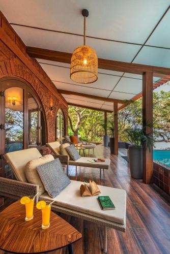 saffronstays athaang