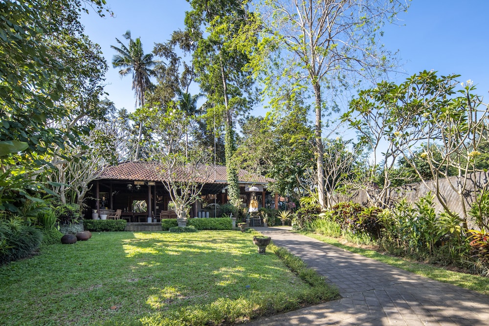 ubud raya riverside