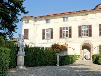charming elegant castle flat with large garden