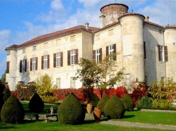 charming elegant castle flat with large garden