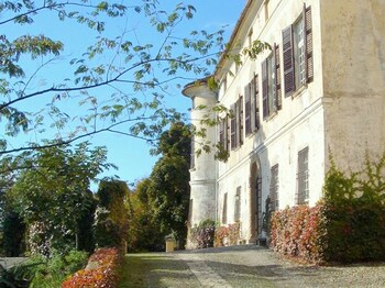 charming elegant castle flat with large garden