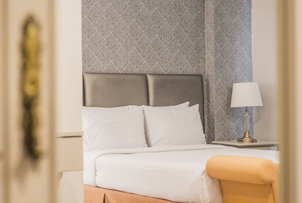 romance hotel srinakarin