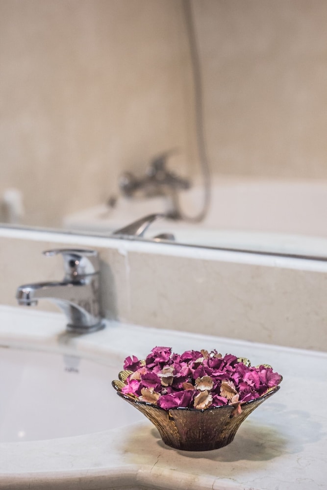 romance hotel srinakarin