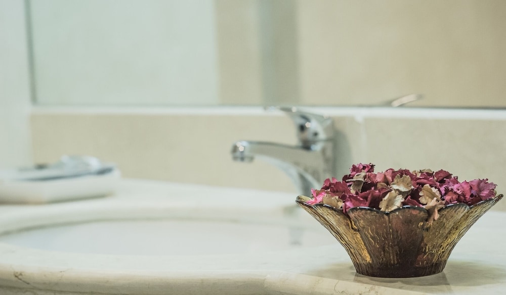 romance hotel srinakarin