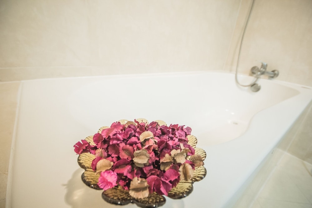 romance hotel srinakarin