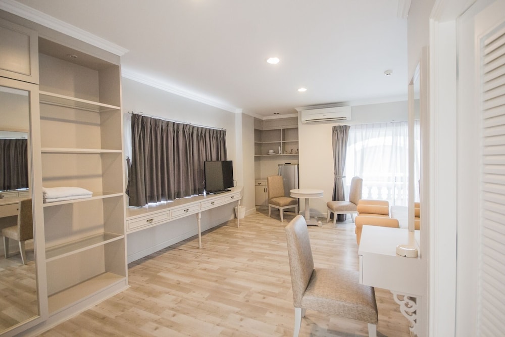 romance hotel srinakarin