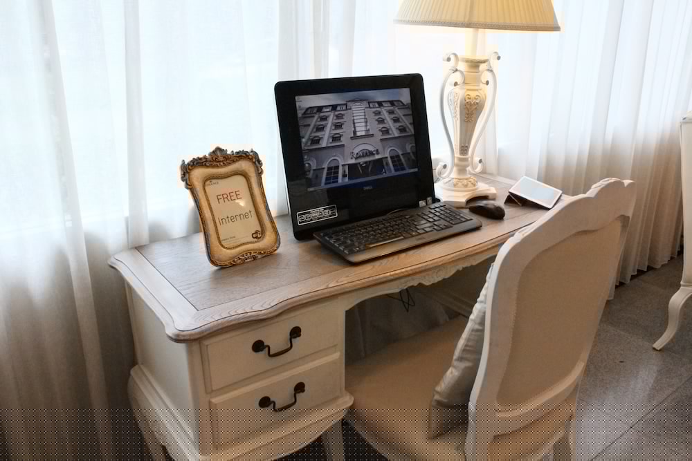 romance hotel srinakarin