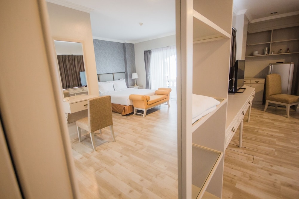 romance hotel srinakarin