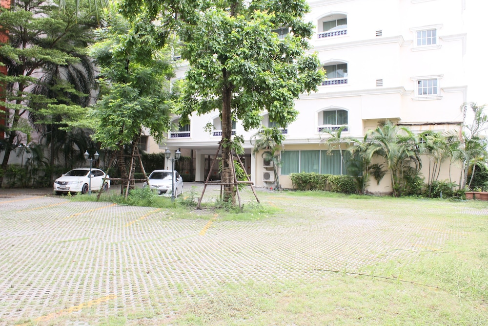 romance hotel srinakarin