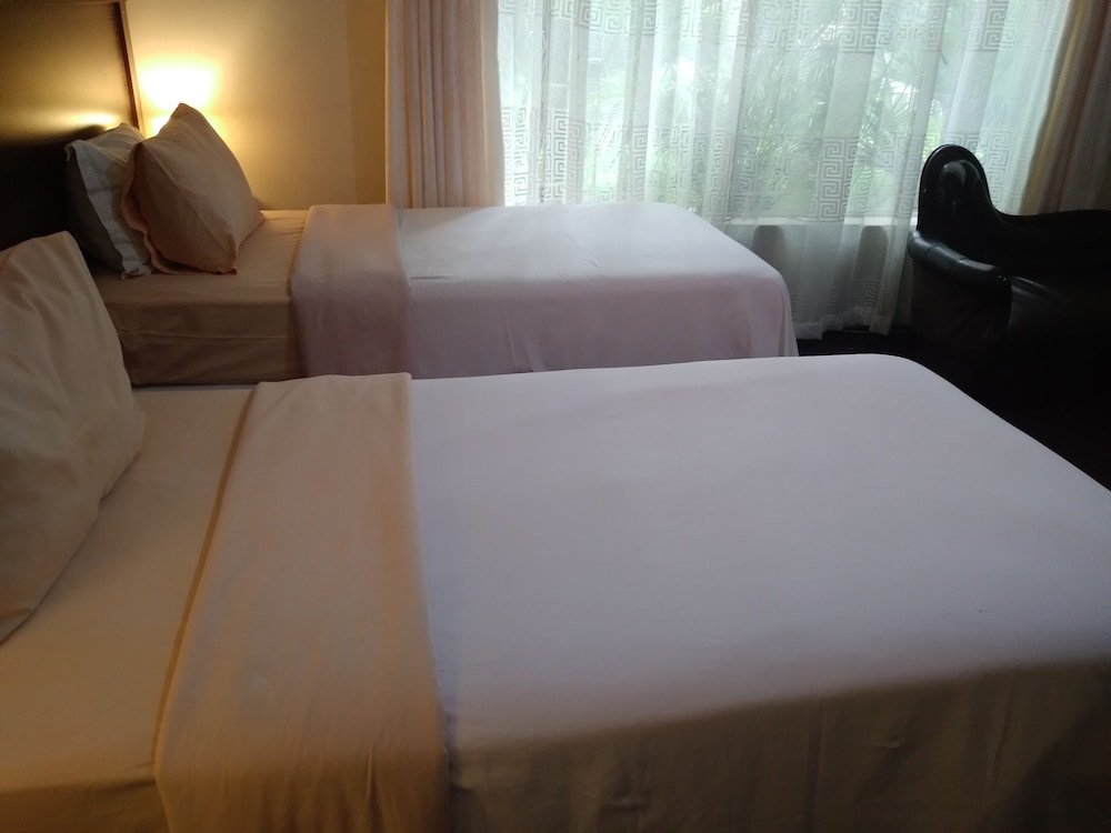 immaculate 6 beddroomed guest house in harare