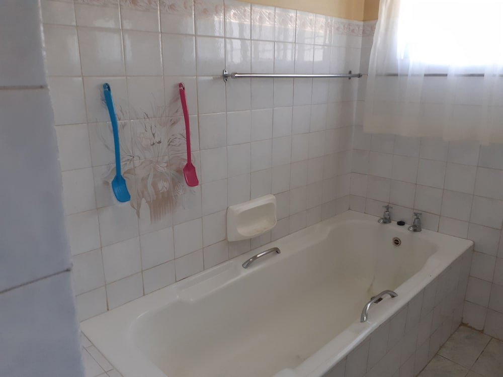 immaculate 6 beddroomed guest house in harare