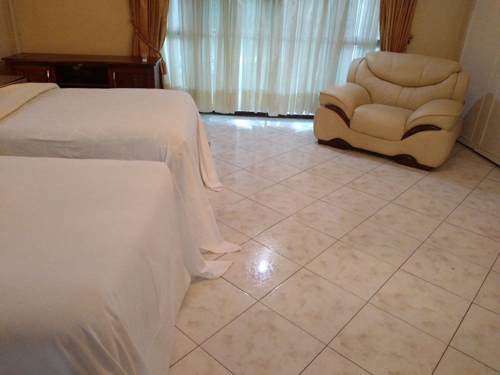 immaculate 6 beddroomed guest house in harare