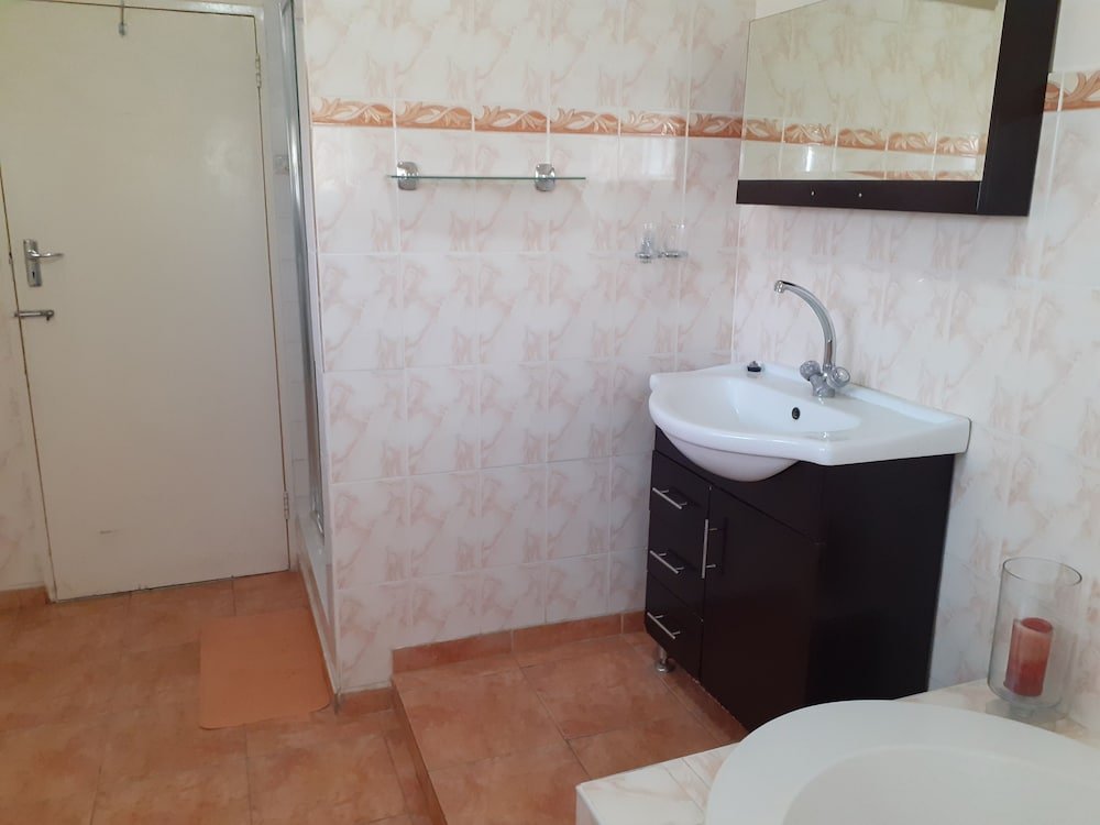 immaculate 6 beddroomed guest house in harare