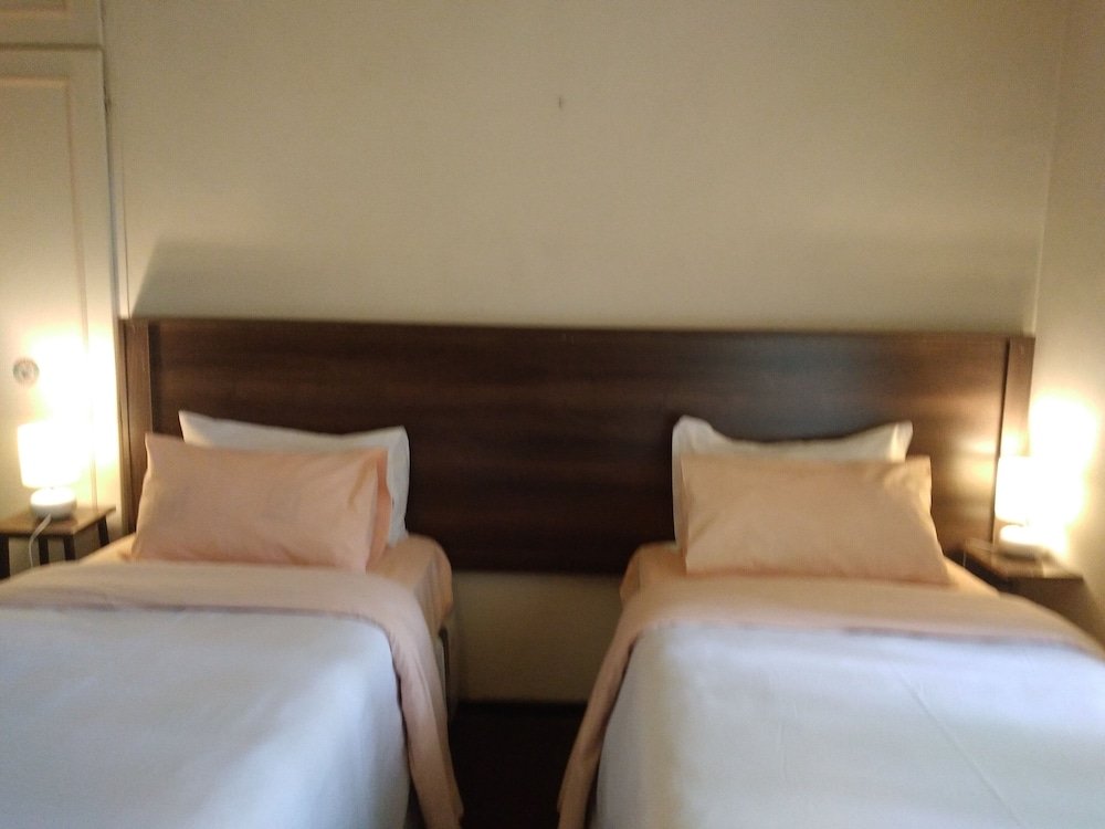 immaculate 6 beddroomed guest house in harare