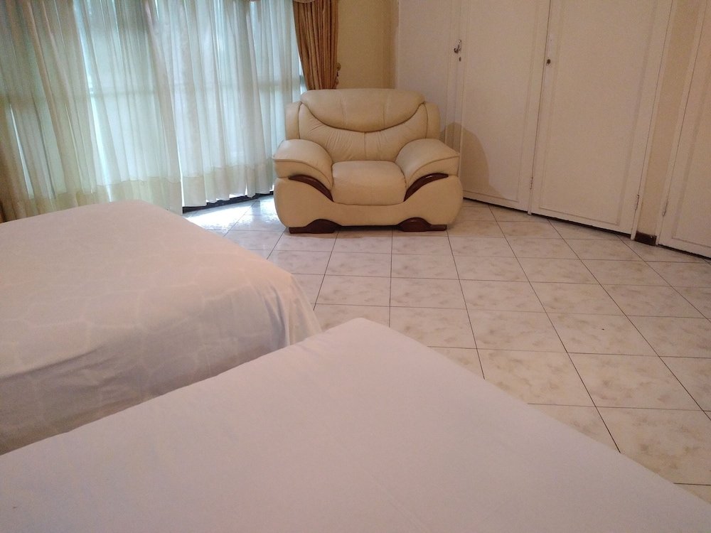 immaculate 6 beddroomed guest house in harare