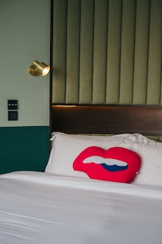 chi hotel bangkok sha extra plus