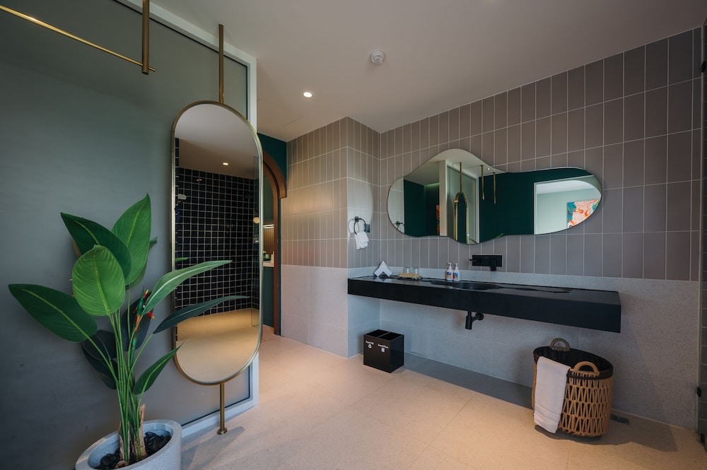 chi hotel bangkok sha extra plus