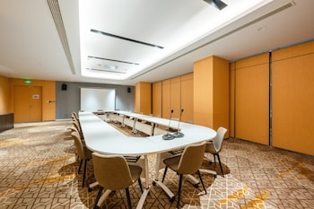 holiday inn express xinji city center an ihg hotel