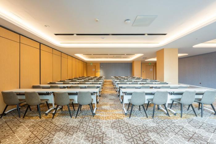 holiday inn express xinji city center an ihg hotel
