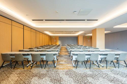 holiday inn express xinji city center an ihg hotel