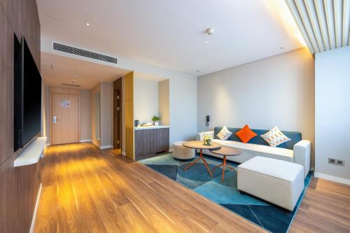 holiday inn express xinji city center an ihg hotel