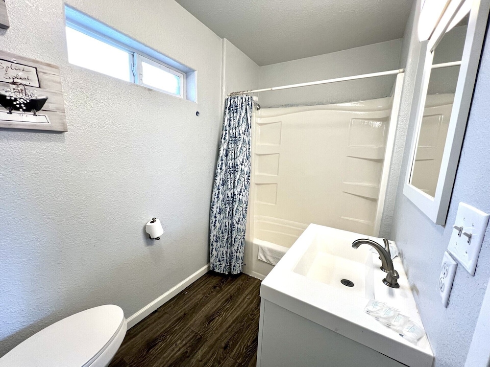 royal gateway motel by oyo