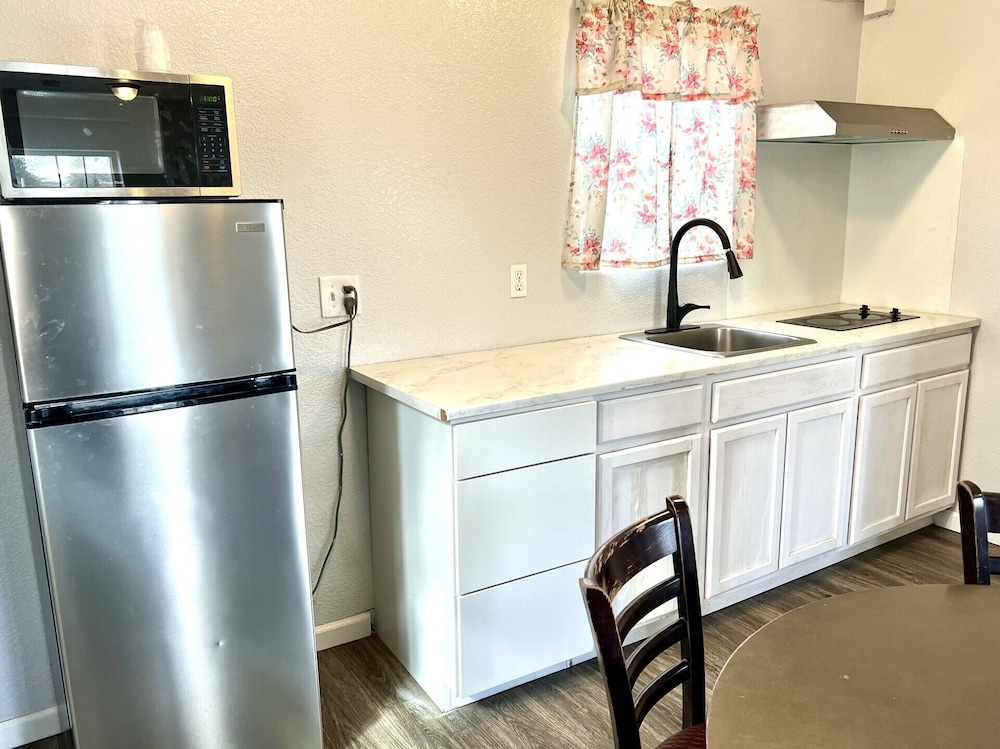 royal gateway motel by oyo