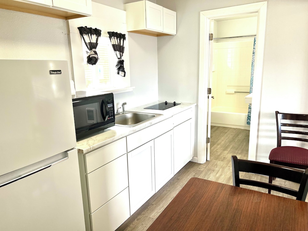 royal gateway motel by oyo