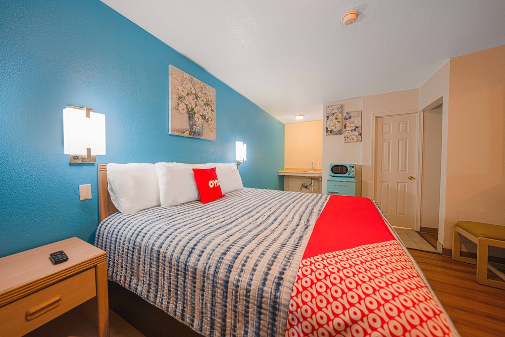 royal gateway motel by oyo