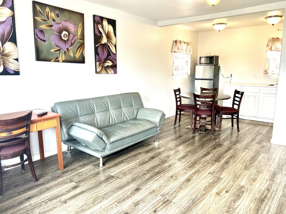 royal gateway motel by oyo