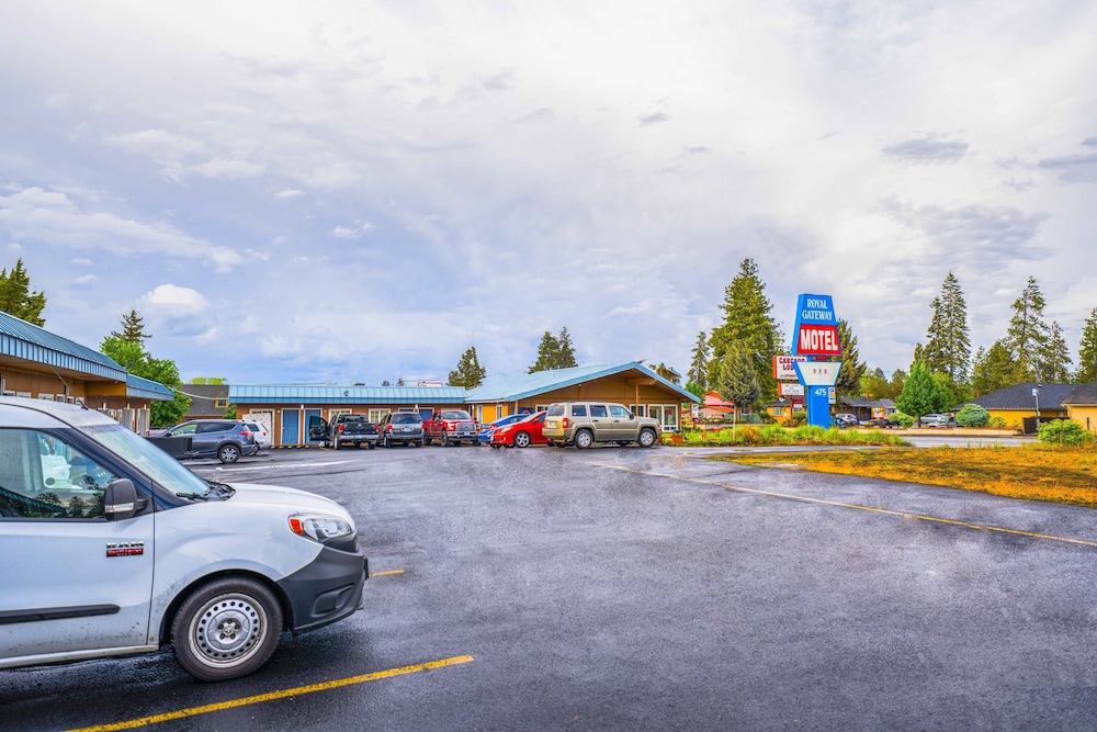 royal gateway motel by oyo