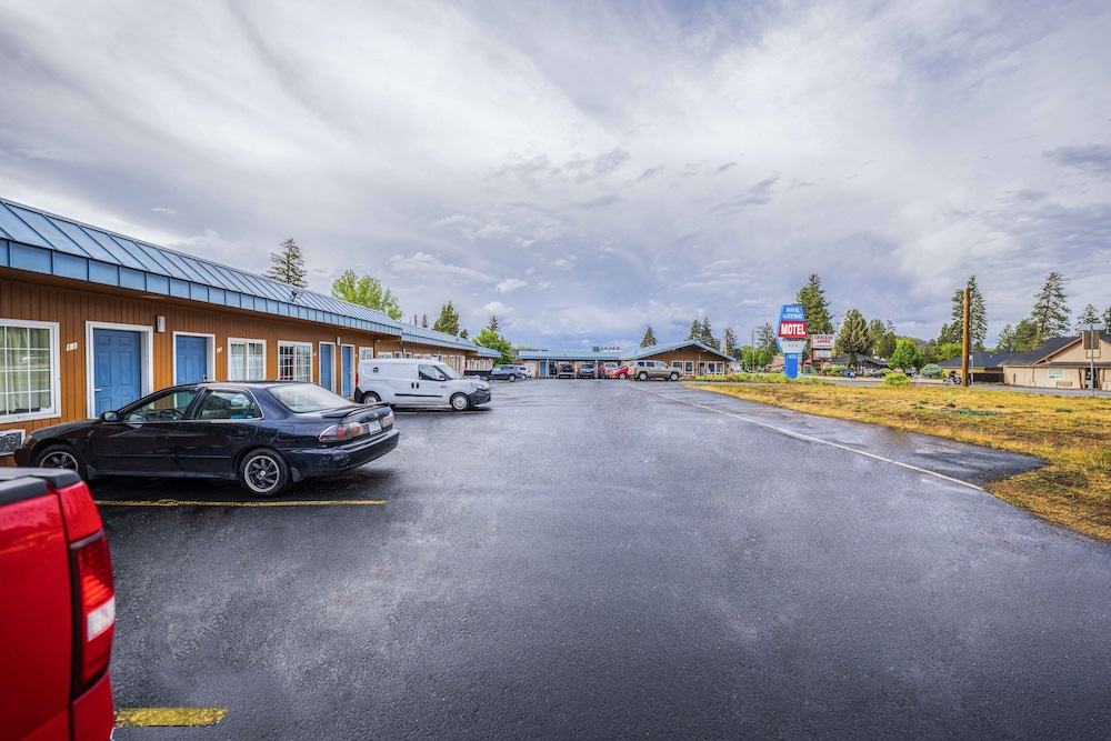 royal gateway motel by oyo