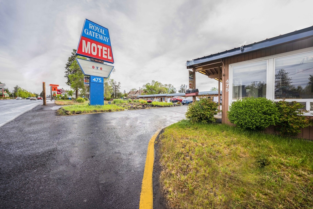 royal gateway motel by oyo