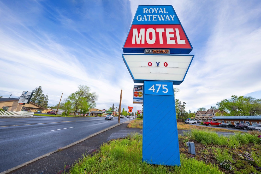 royal gateway motel by oyo