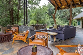 black rhino game lodge