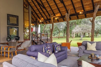 black rhino game lodge