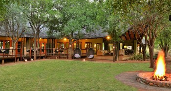 black rhino game lodge